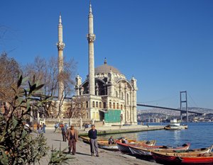 Udsigt over Abdulmecid-moskeen ved Ortakoy med Bosporusbroen i baggrunden af Unbekannt Unbekannt